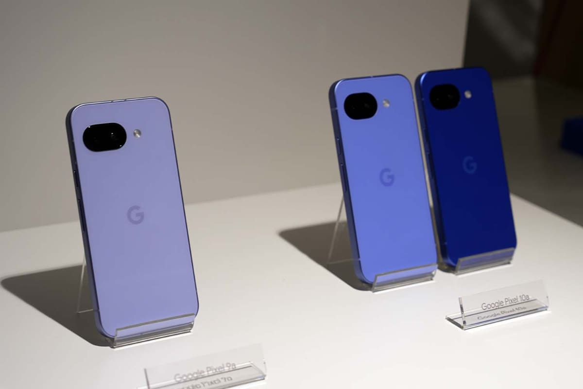 Pixel 9aとPixel 10a(右)