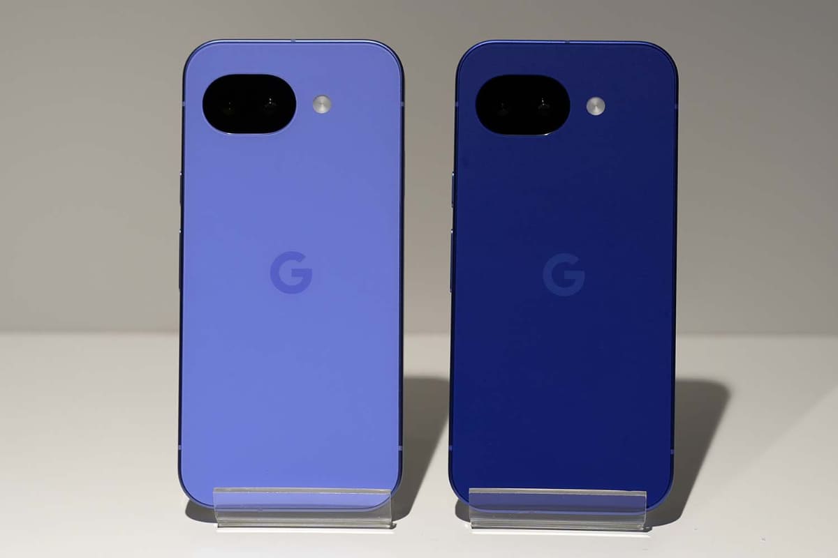 Pixel 10aのLavender(左)とIsai Blue(右)