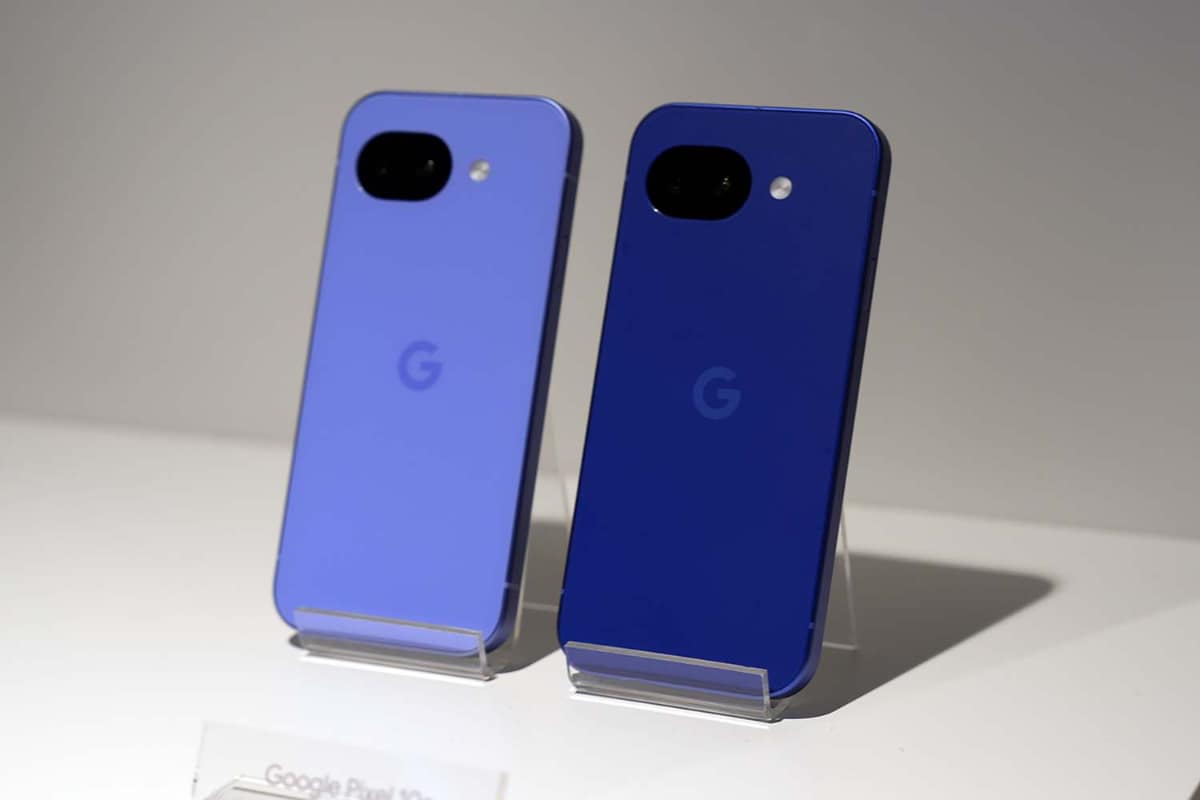Pixel 10aのLavender(左)とIsai Blue(右)