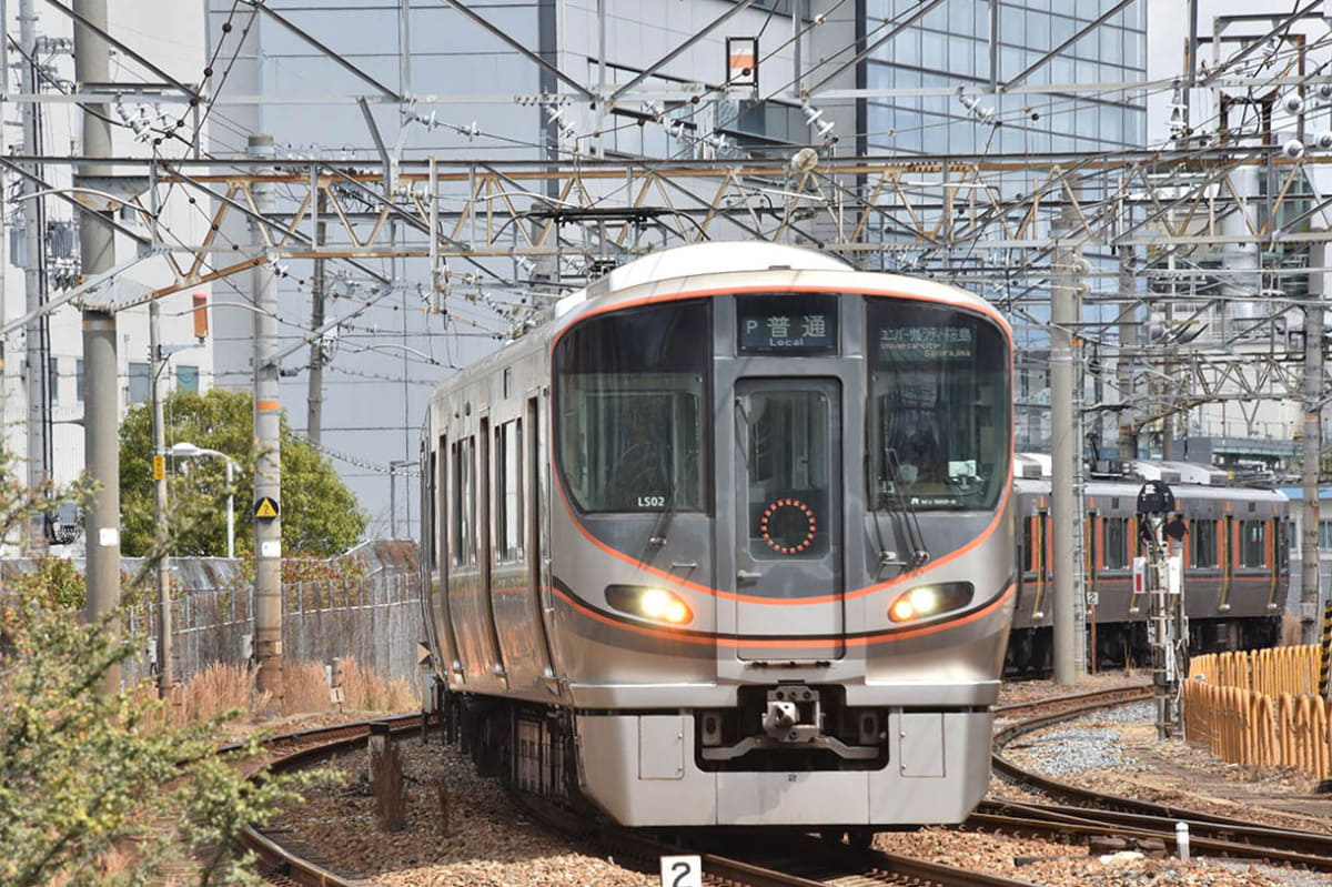 桜島線の西九条駅-安治川口駅間を走る電車