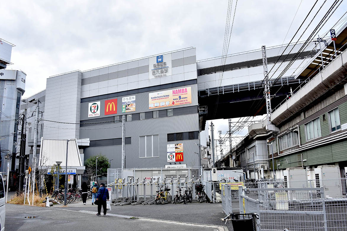 阪神の西九条駅。右手に見えるのがJRの西九条駅