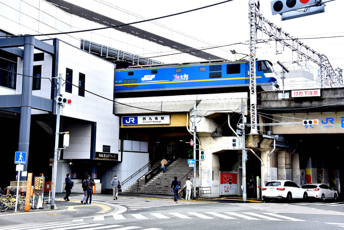 西九条駅前から。桜島線へと走る貨物列車