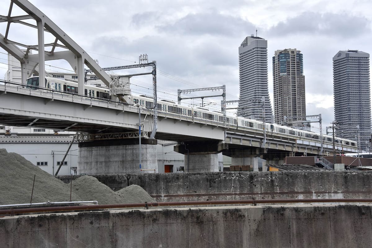 大阪環状線を走る電車は、西九条駅を出ると安治川を渡る