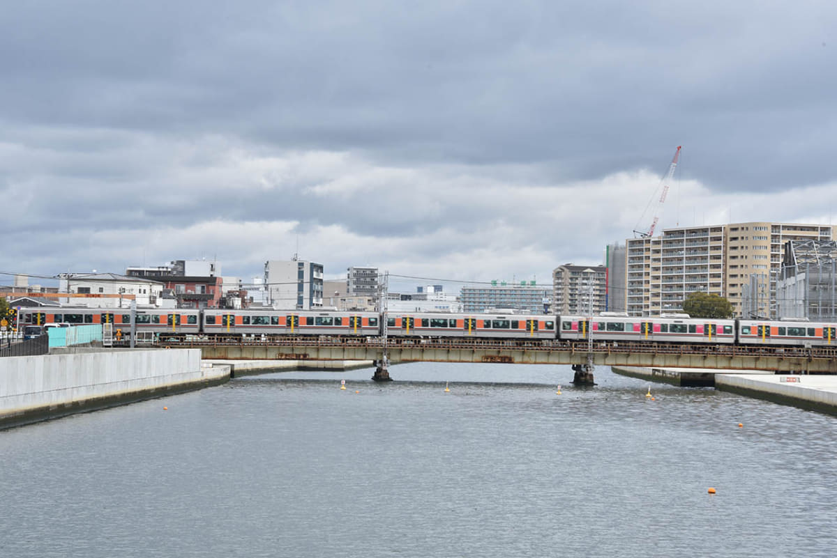 六軒家川を渡る桜島線の電車