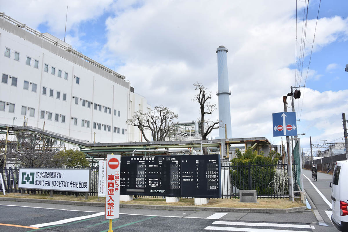 住友化学大阪工場内に建つ煙突