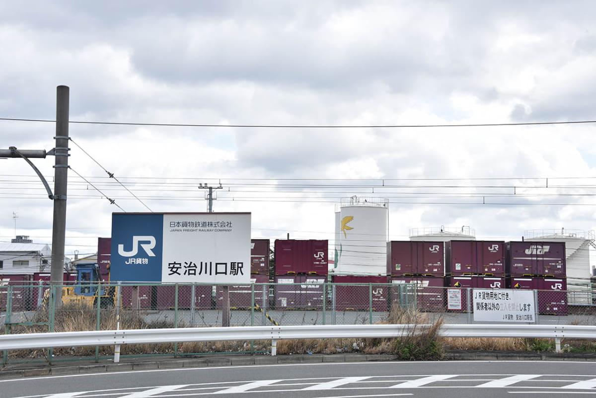 安治川口駅の南側には多くの側線があり、貨物列車を見ることができる