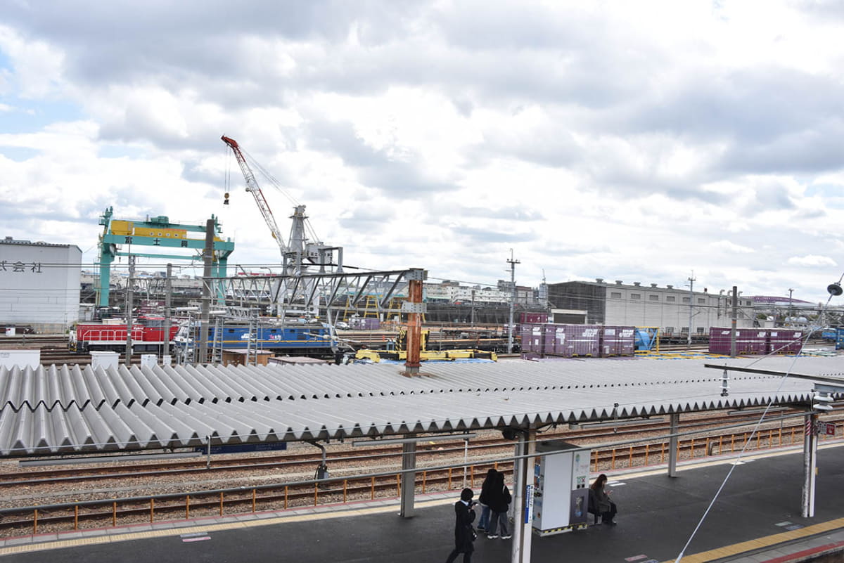 安治川口駅の南側には多くの側線があり、貨物列車を見ることができる