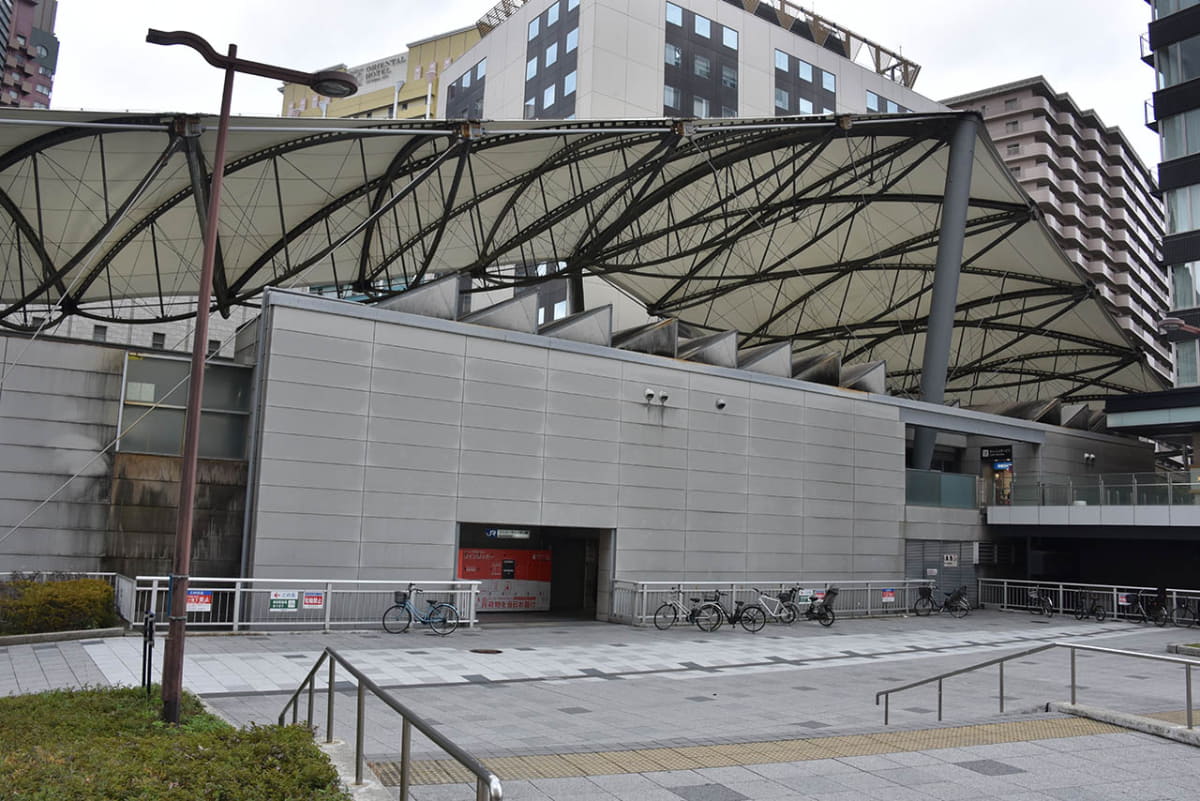 ユニバーサルシティ駅の南側通路はひっそりとした雰囲気