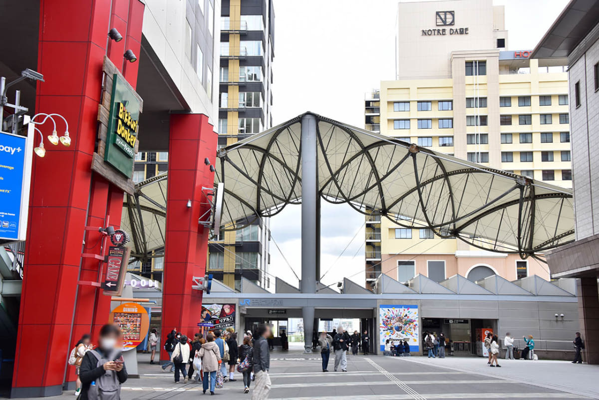 駅北側には複合商業施設のユニバーサル・シティウォーク大阪が広がる