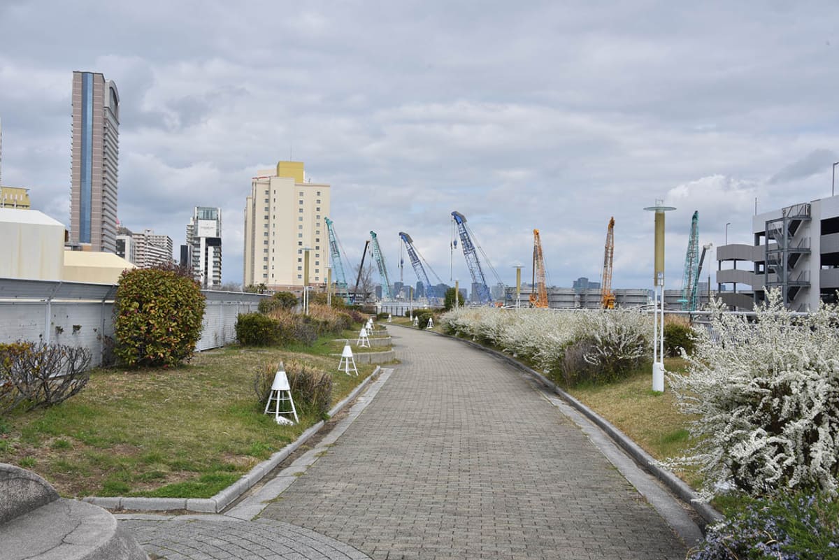 ユニバーサルシティ駅-桜島駅間の線路上部に整備された遊歩道