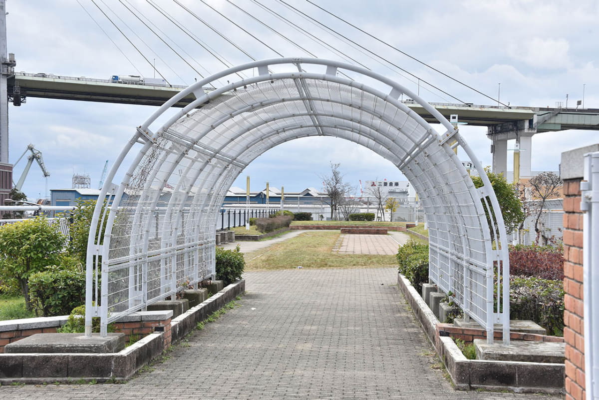 遊歩道の終端にある桜島北公園は、こぢんまりとした広さ