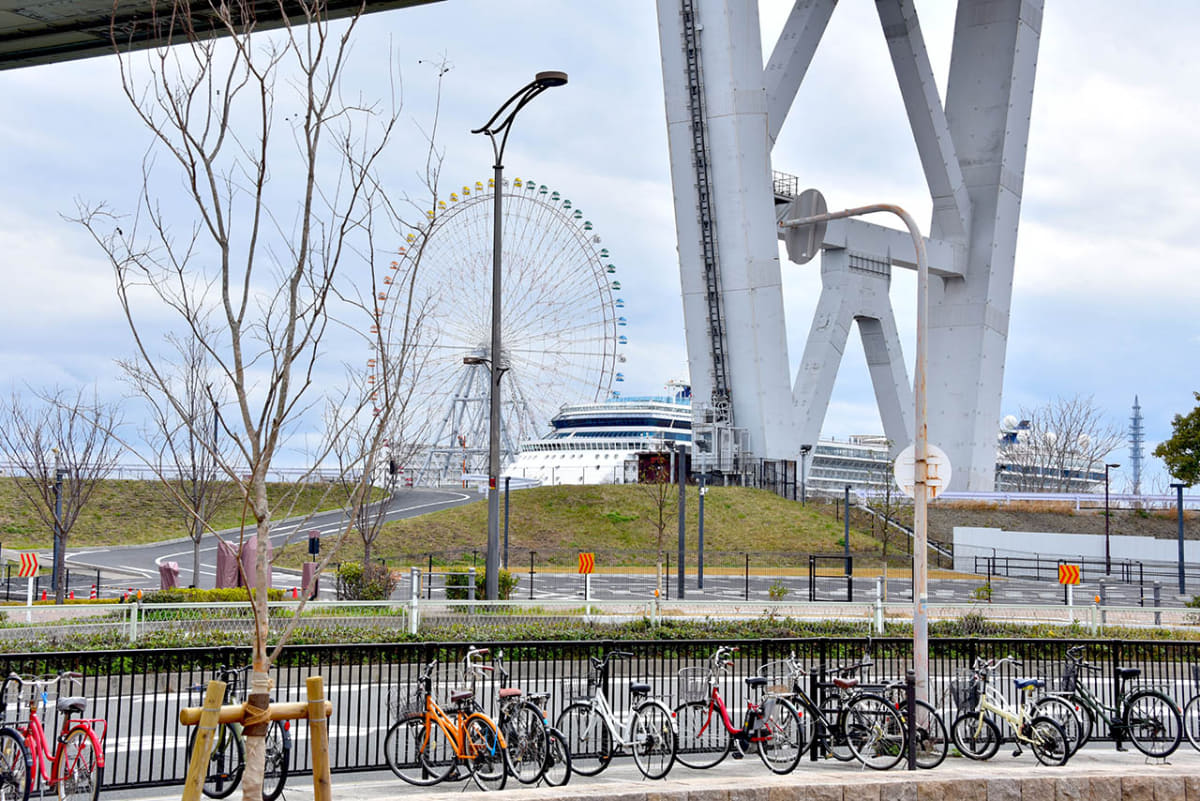 桜島駅からは安治川の対岸に立つ天保山大観覧車が見える