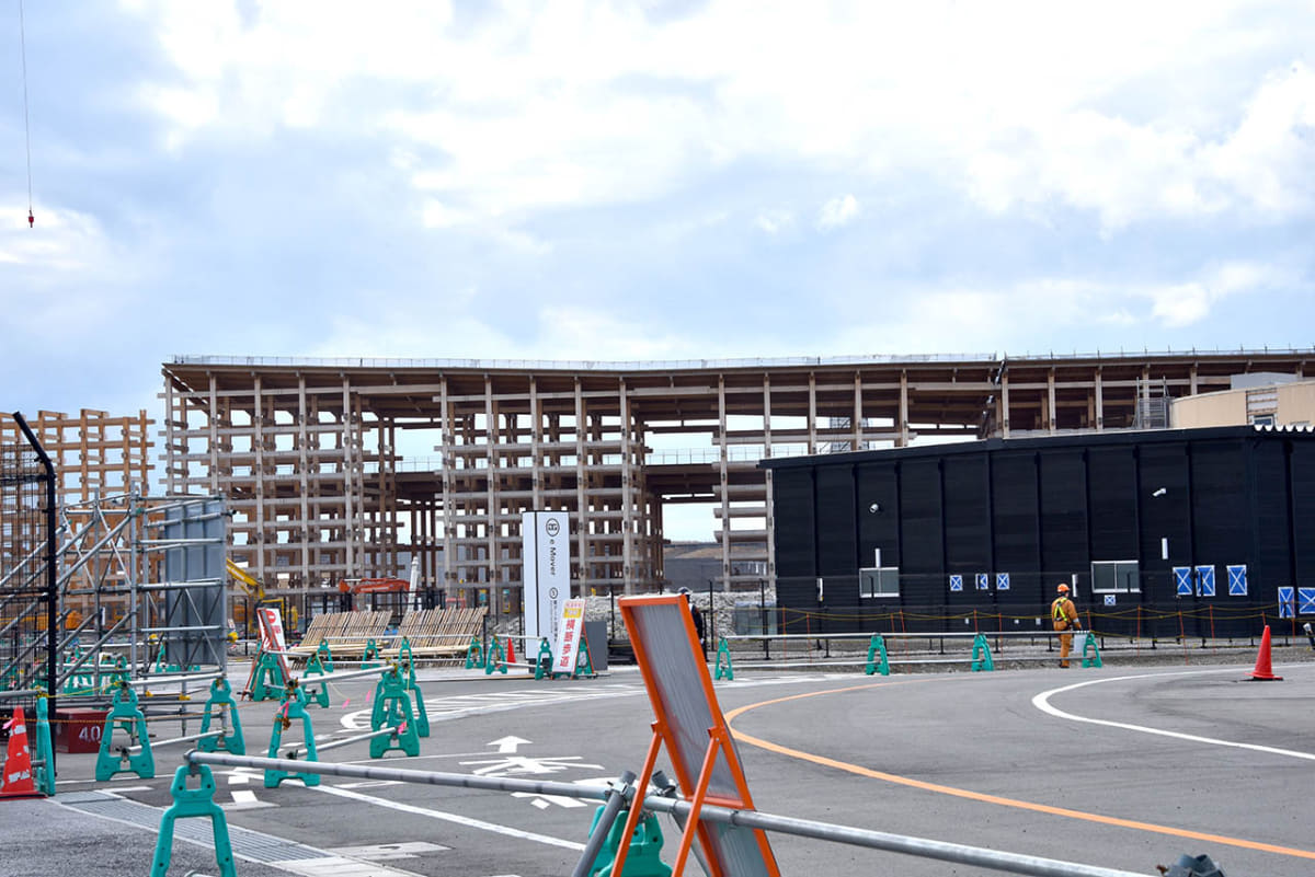 会場地のシンボルだった大屋根リングは解体中