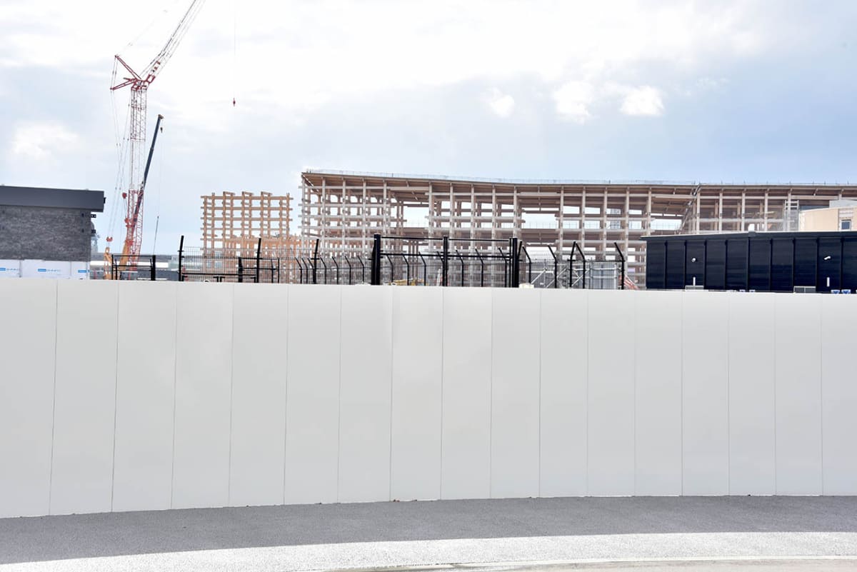 会場地が仮囲いで覆われている。夢洲駅は駅から出られるものの、会場地はフェンス越しでしか見えない