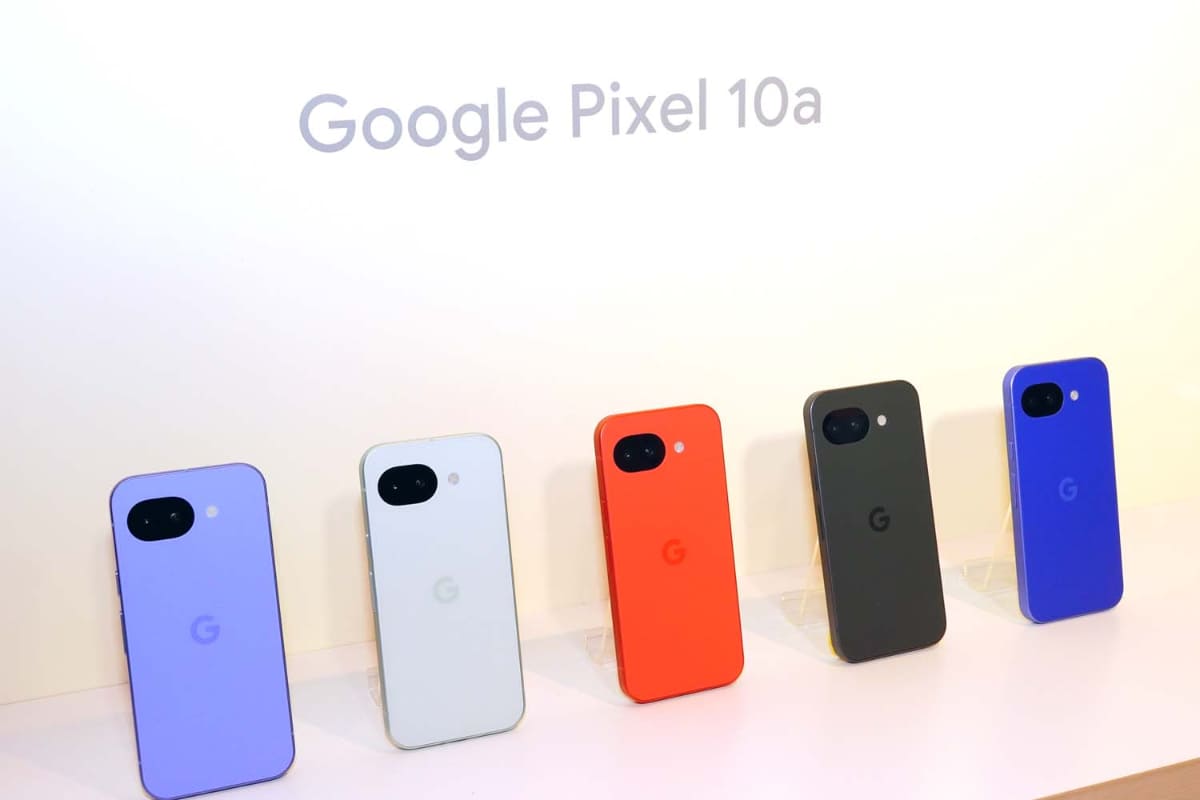 グーグルが発表したPixel 10a。左から、Lavender、Fog、Berry、Obsidianで、右がヘラルボニーとコラボしたIsai Blue