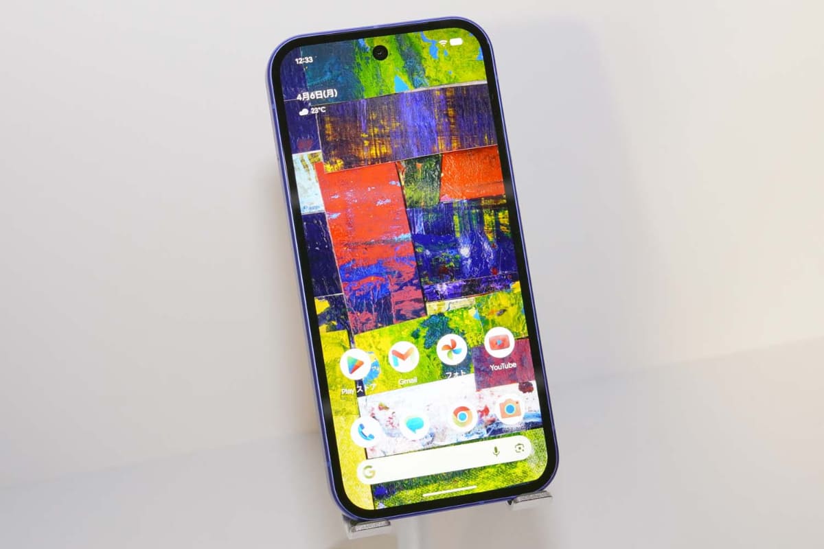 ヘラルボニーの契約作家が描いた壁紙がプリインストールされるほか、テーマでアイコンもその壁紙に合ったものに変えることができる