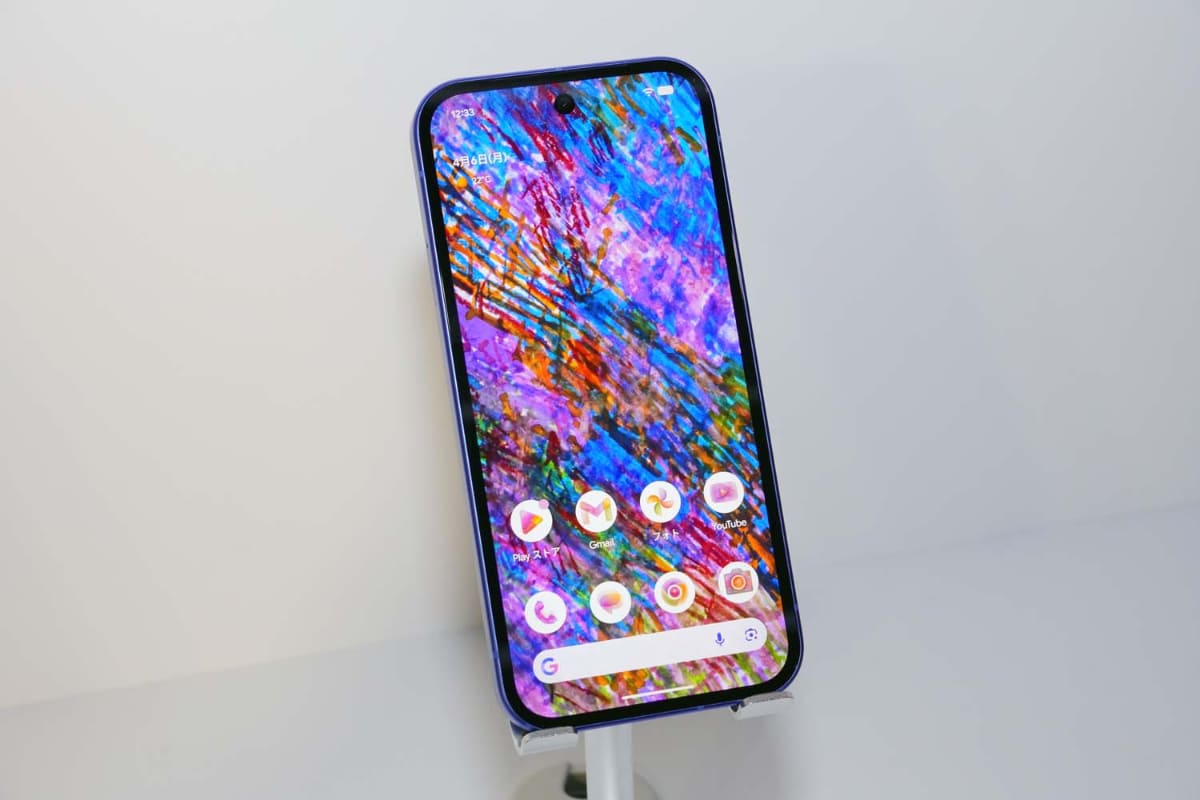 ヘラルボニーの契約作家が描いた壁紙がプリインストールされるほか、テーマでアイコンもその壁紙に合ったものに変えることができる