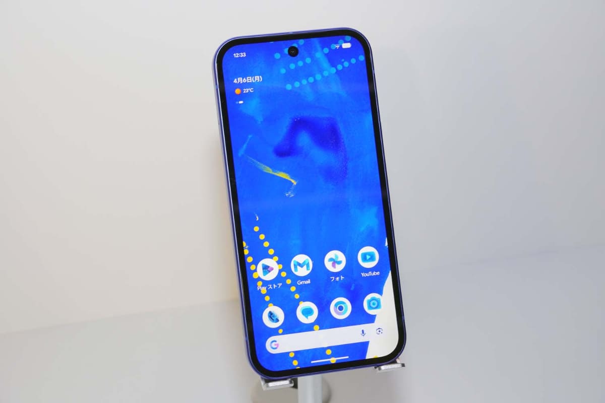 ヘラルボニーの契約作家が描いた壁紙がプリインストールされるほか、テーマでアイコンもその壁紙に合ったものに変えることができる