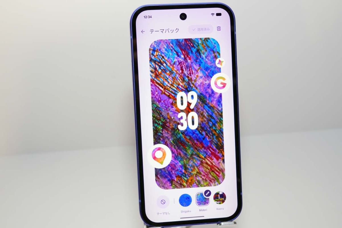 ヘラルボニーの契約作家が描いた壁紙がプリインストールされるほか、テーマでアイコンもその壁紙に合ったものに変えることができる