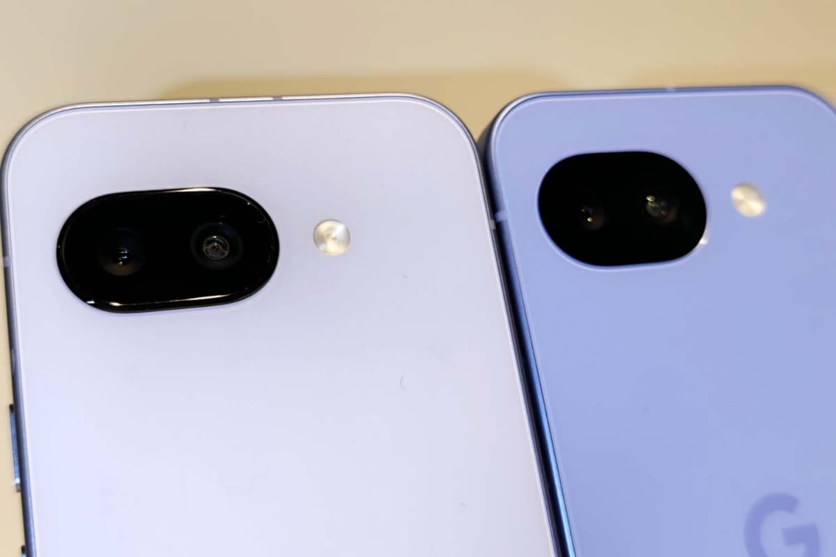 Pixel 9a(左)もカメラの出っ張りをなくす方向性を打ち出していたが、わずかながら本体より厚みがあった。Pixel 10a(右)では、それが解消され、よりコンセプトに忠実になった