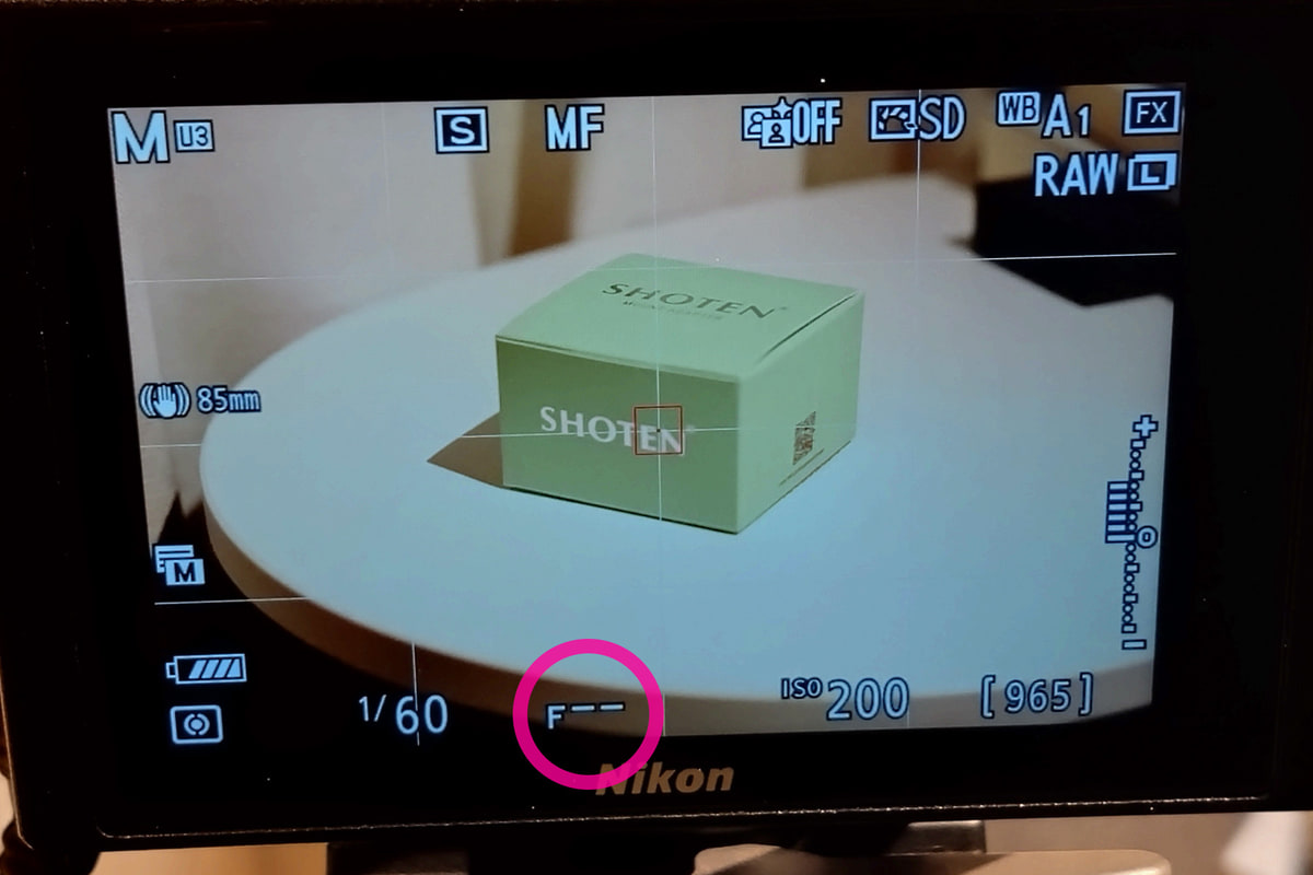 電子接点のない従来型のマウントアダプターを使った場合。カメラ側のF値は「--」と表示され設定できません