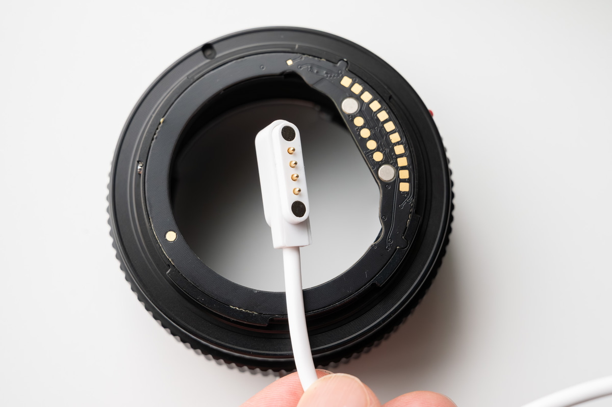 付属のUSBケーブルを使ってPCと接続すれば、レンズスペック情報の書き換えやファームウェアアップデートが可能です