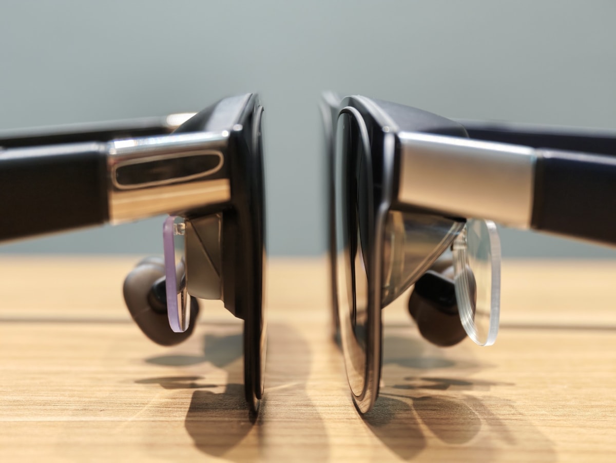 横から見たグラス部分の厚さ(インサートレンズも装着)。XREAL One Pro(左)のほうがXREAL 1S(右)より薄い