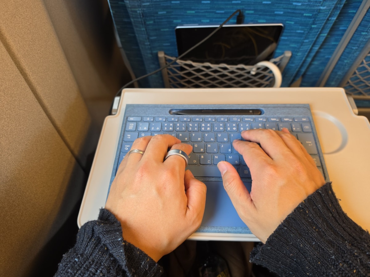 画面をグラスに任せれば、新幹線のテーブルの上はキーボードだけでも大丈夫(写真はSurface Pro 11 ＋ Flex Keyboard)