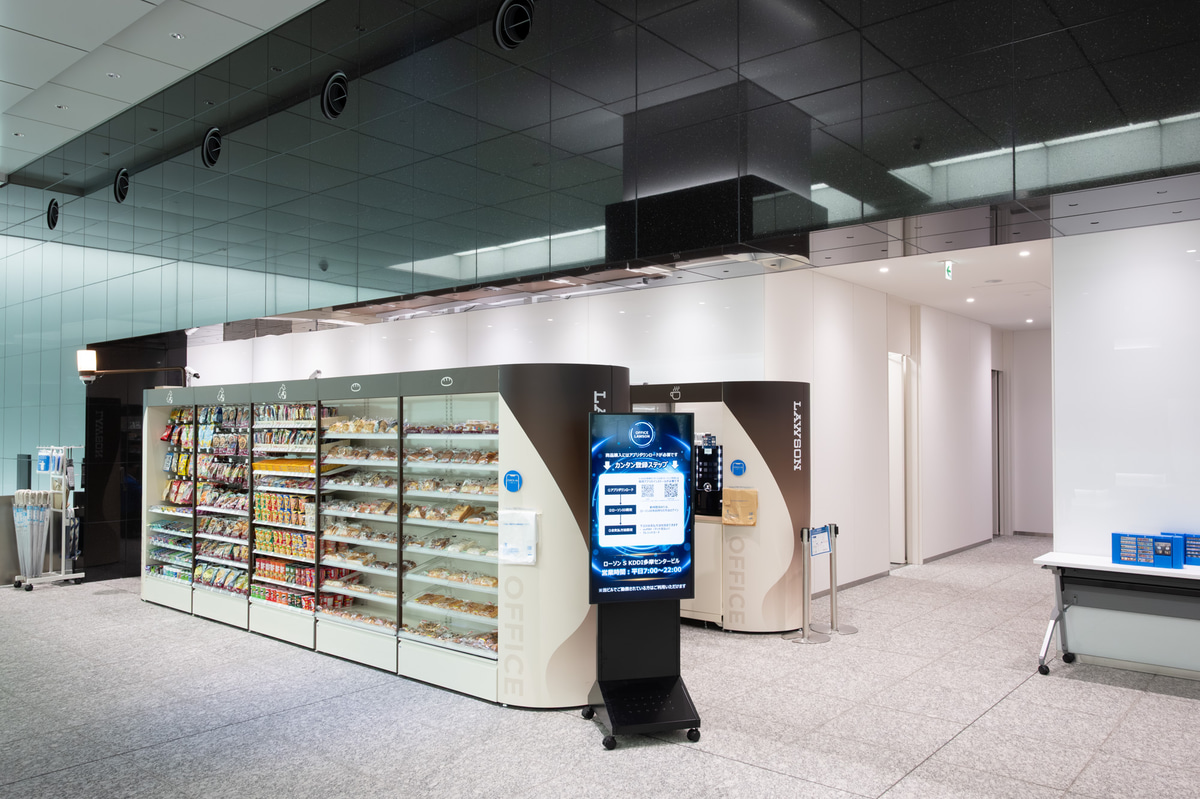 ローソンS KDDI多摩センタービル店は、1階の余剰スペースに設置され9坪にも満たない面積