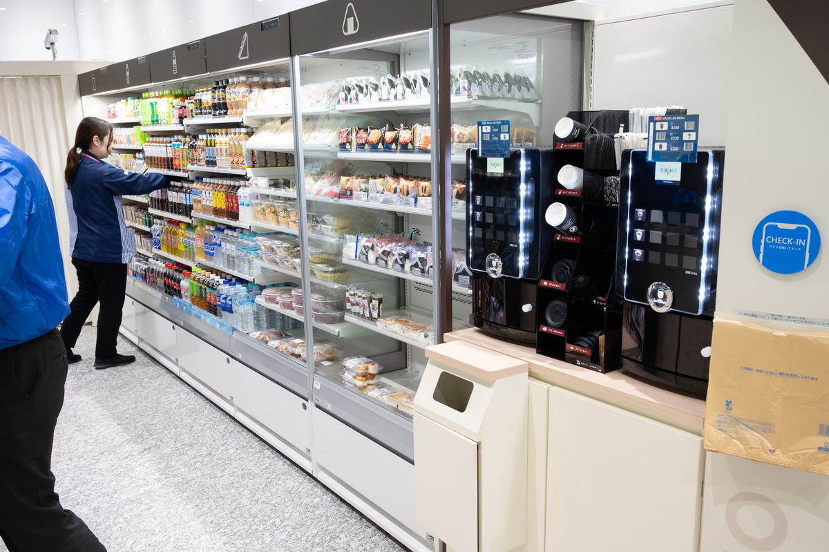 親店舗から派遣されるスタッフが棚の管理や在庫の補充を行なう