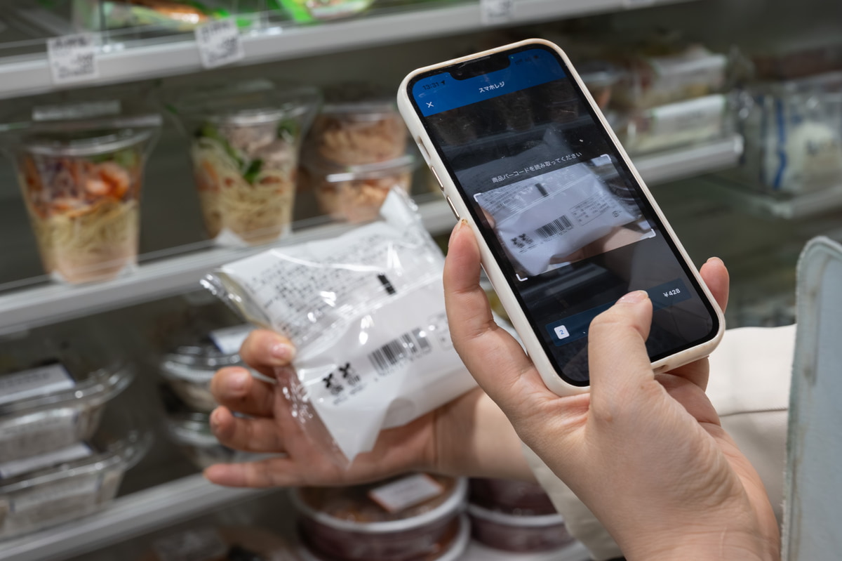 決済をすべて専用スマートフォンアプリで行なう「スマホレジ」を導入