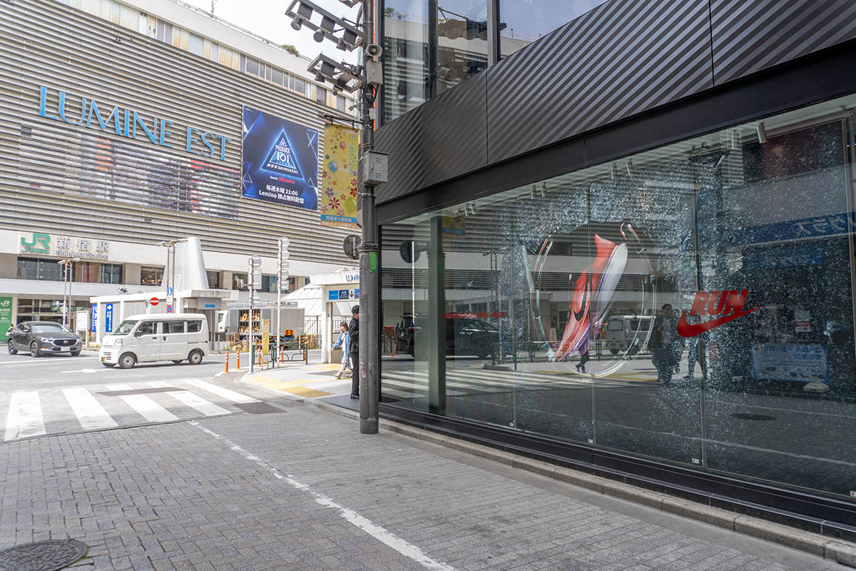 写真右が店舗。JR新宿駅の正面