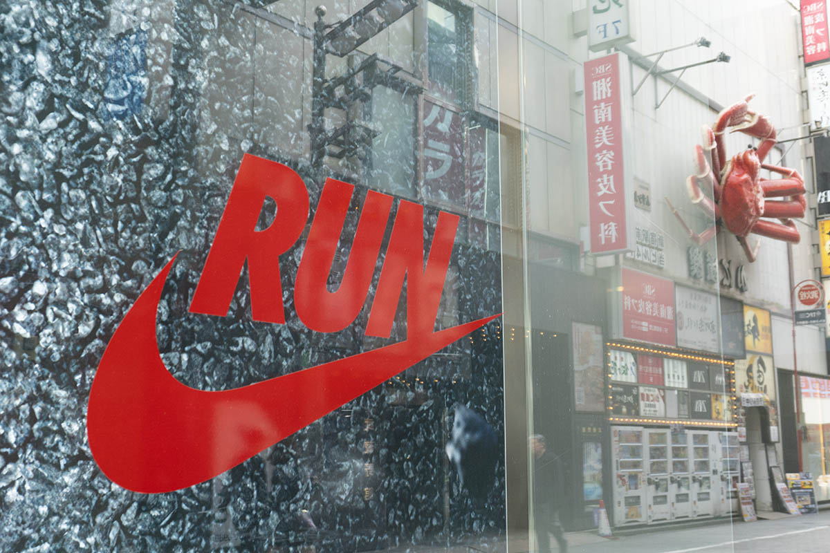 かに道楽がある通りの入り口に位置する