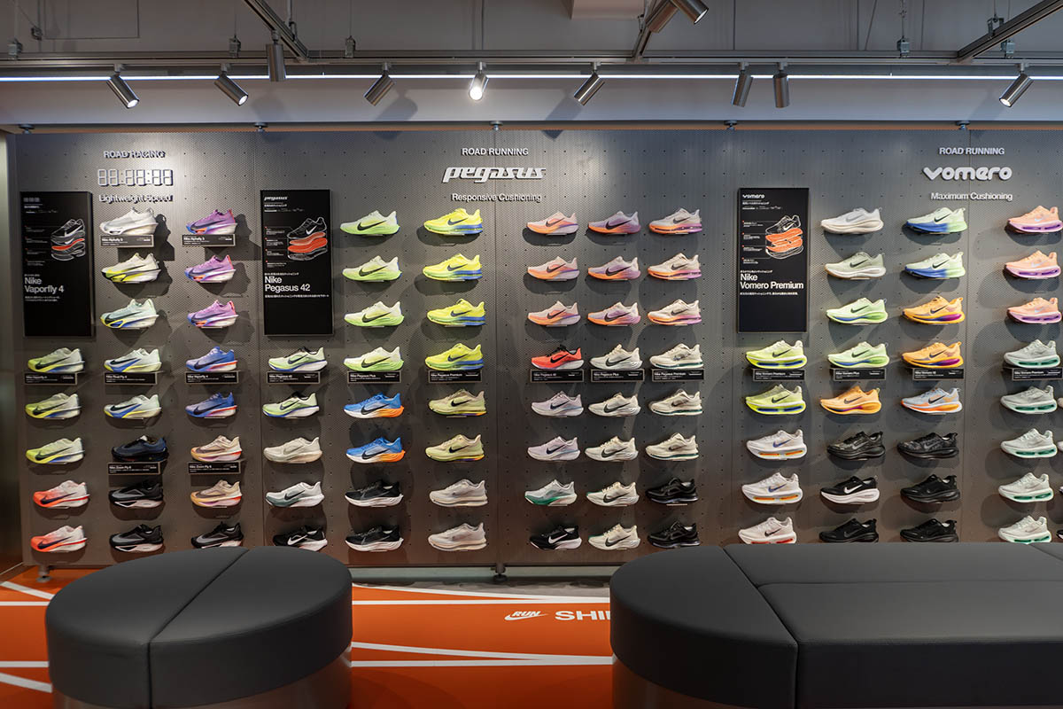 シューズもメンズ/ウィメンズで分けずにプロダクトごとに陳列