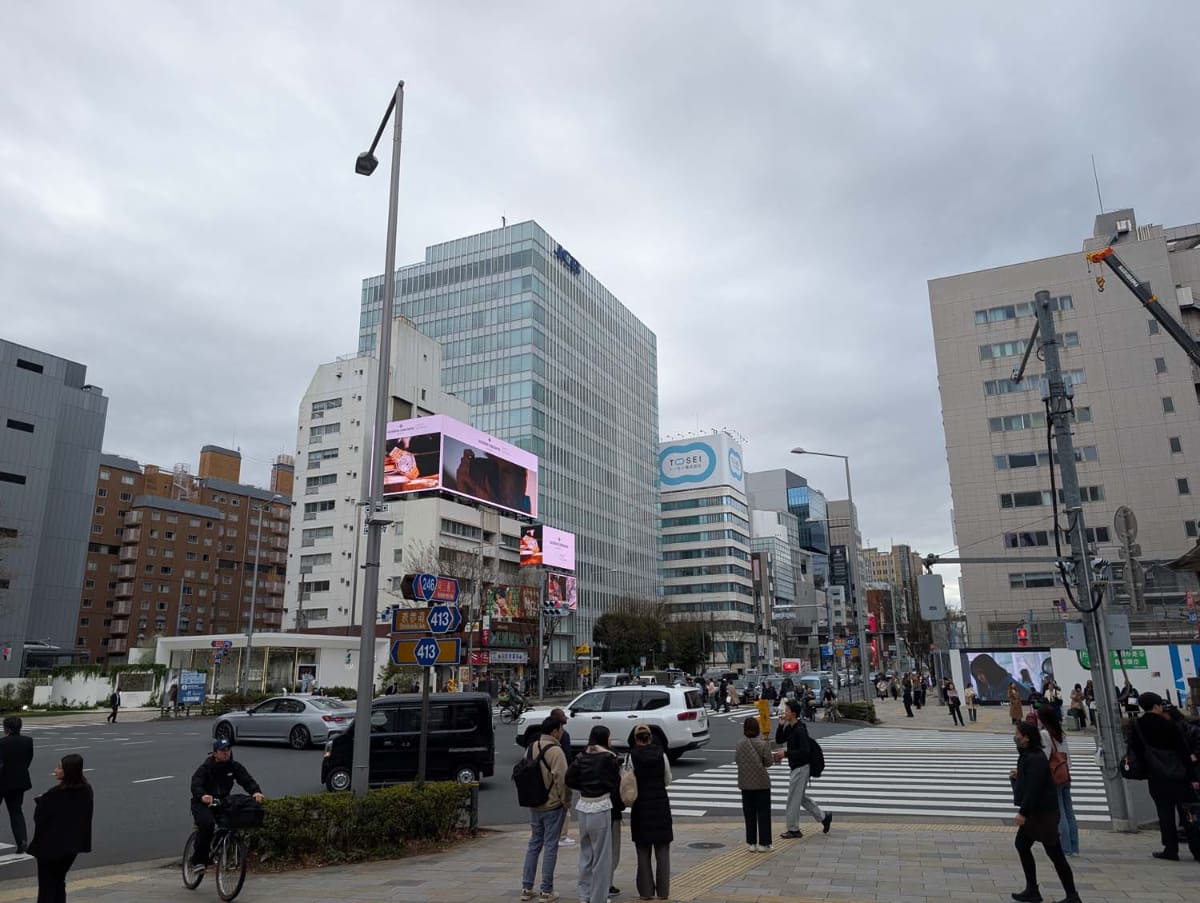 JCB本社のある表参道と青山通りの交差点