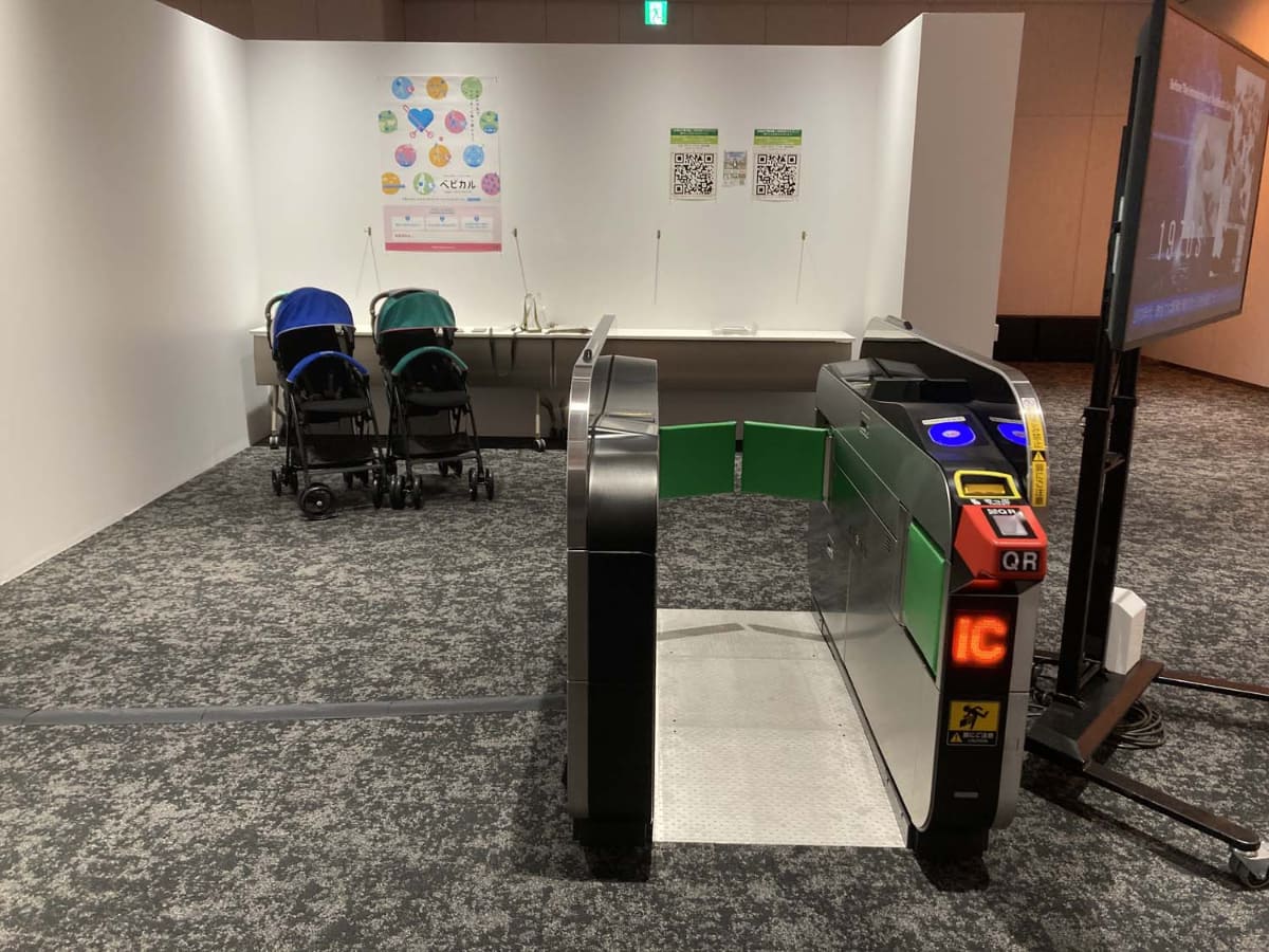 OIMACHI TRACKSでのUWBのウォークスルー改札機のデモンストレーション(写真提供：JR東日本)