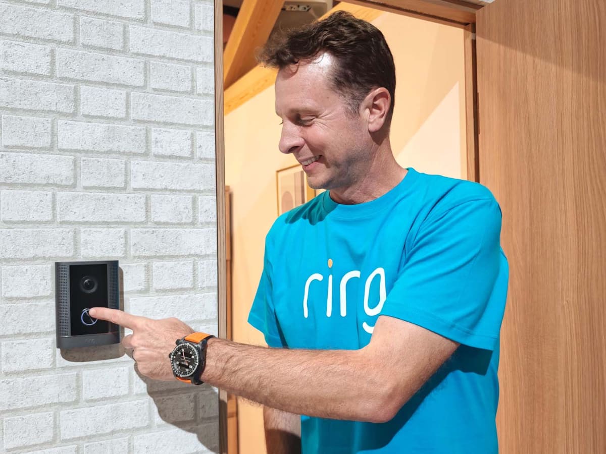 「Ring 防犯ドアホン プロ」を押すシミノフ氏。サイズは日本規格だ。