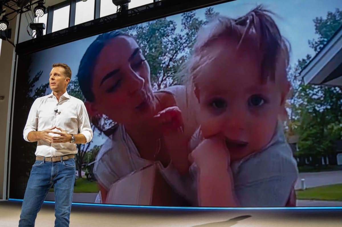 昨年9月にニューヨークで開かれた会見の写真より。ドアベルのカメラから生まれる「家族の思い出」を動画として大切にする要素も