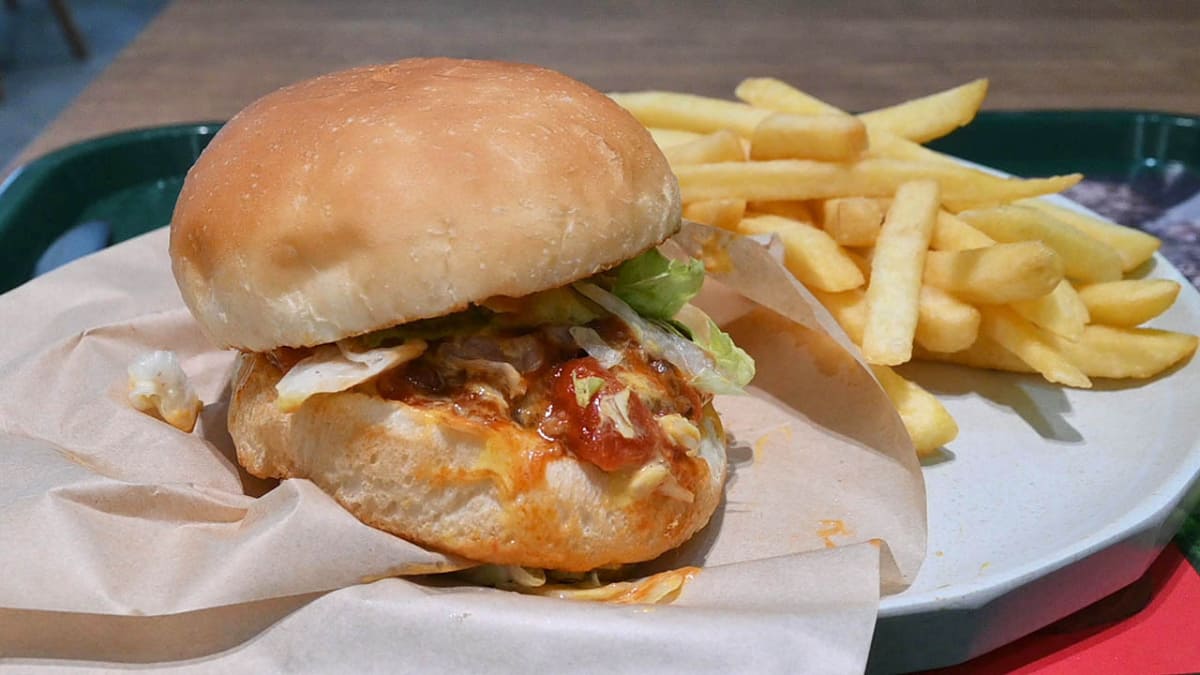 ビーフバーガー ポテトセット。若干小ぶりだが美味い