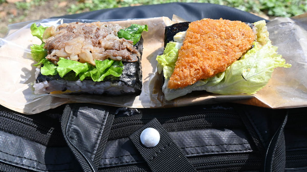 ワンハンドBENTO。左は「和牛」、右は「海苔弁」