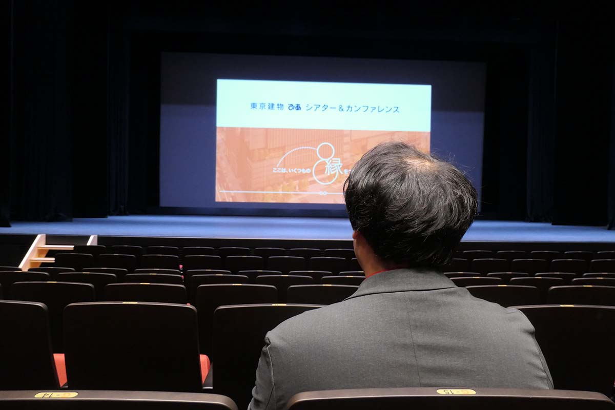 H列14番に座り、G列15番に173cmの男性に座ってもらったところ、ステージ中央部分がかぶった