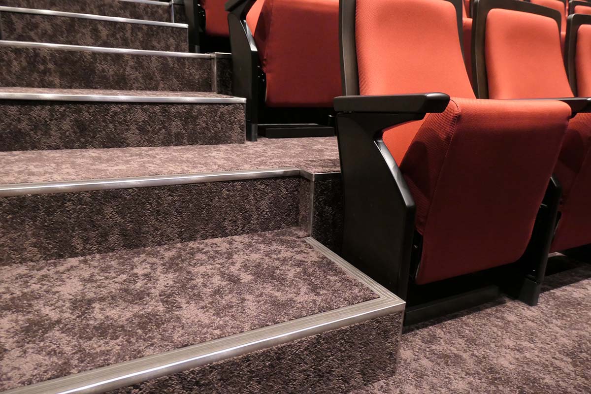 後方列の段差。前方列の段差より高さがある