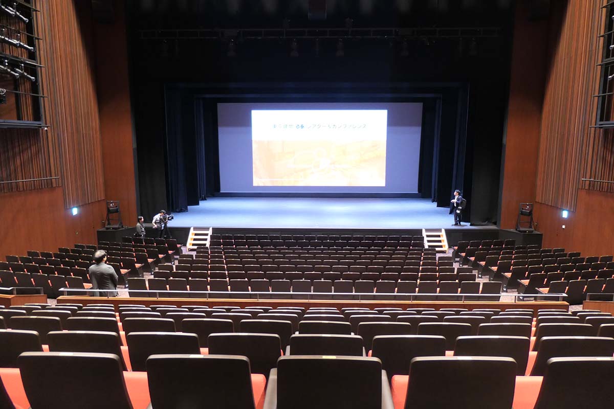 1階最後列センターブロック、R列19番に座った時の視界