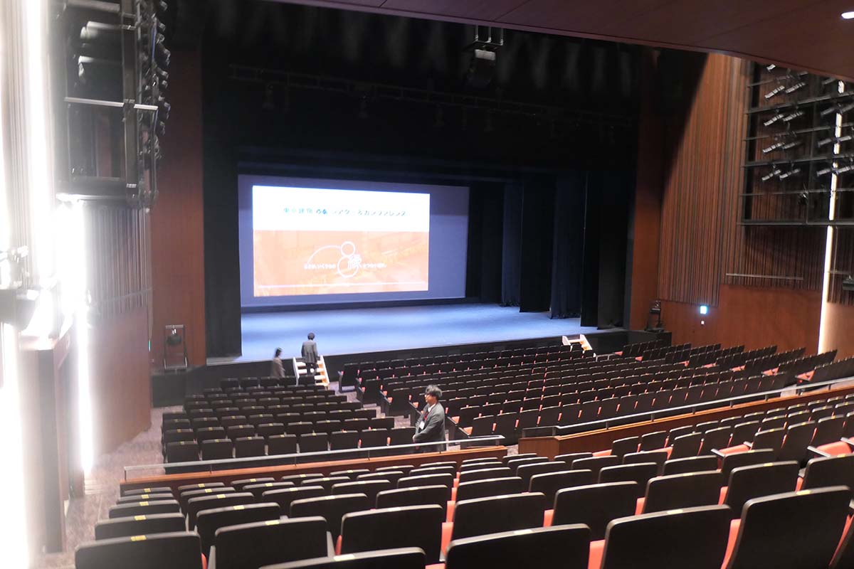 1階最後列の最端、R列1番に座ったときの視界