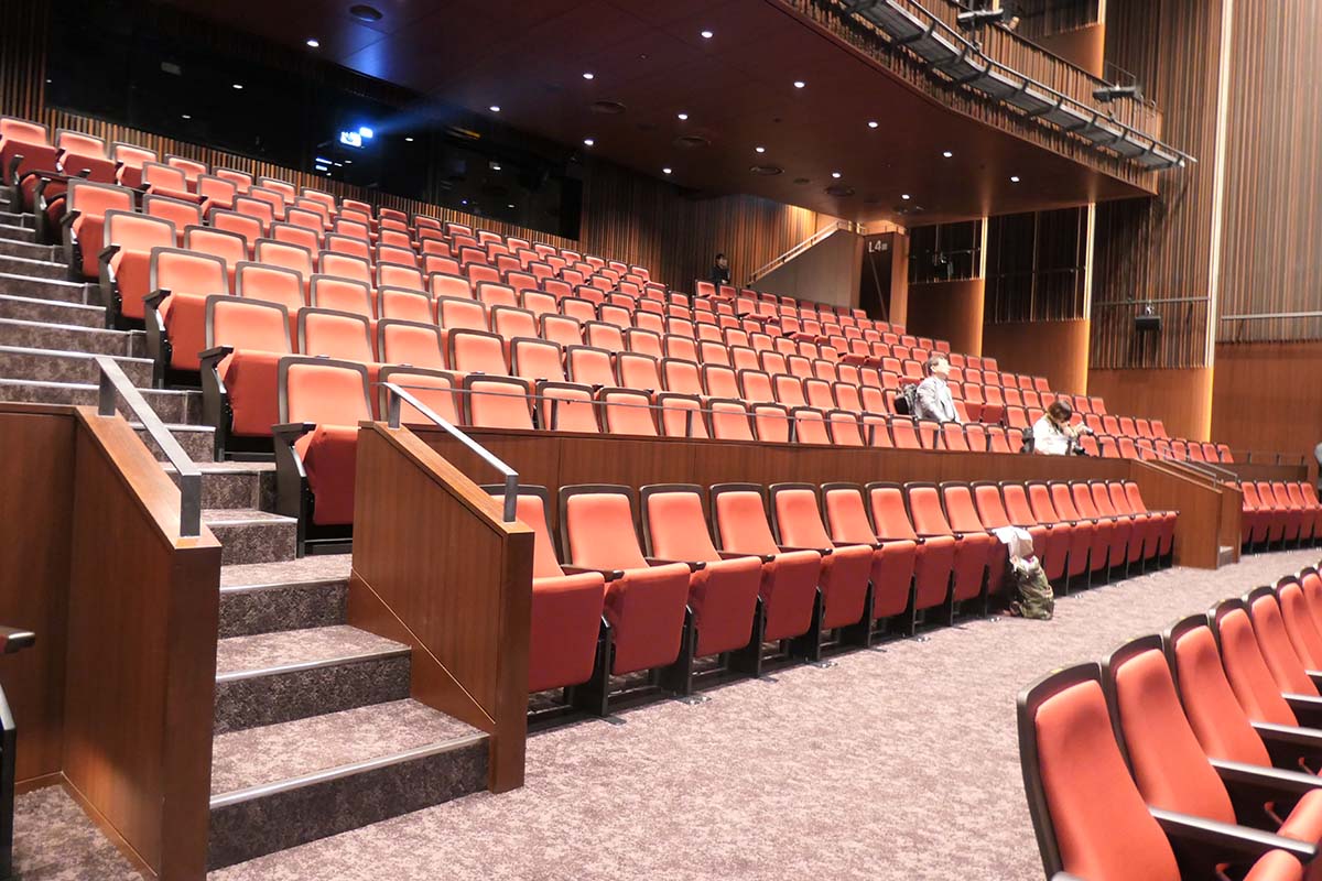 中通路のJ列は広々としており、手すりの囲いもあるため特別感がある。J列は座席を外して車椅子席や花道にできる