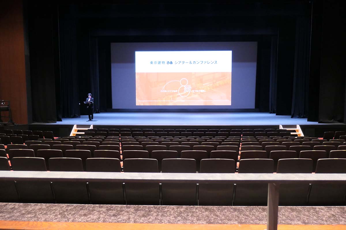 K列19番に座ったときの視界。J列の前にある手すりはステージにかぶらず見晴らしが良い