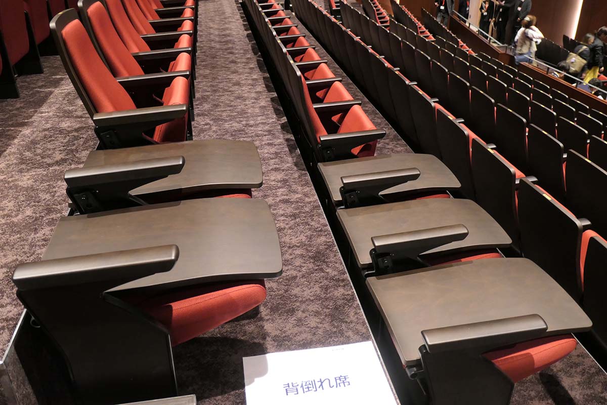 後方のP列とQ列のセンターブロックすべての席は背倒れ席