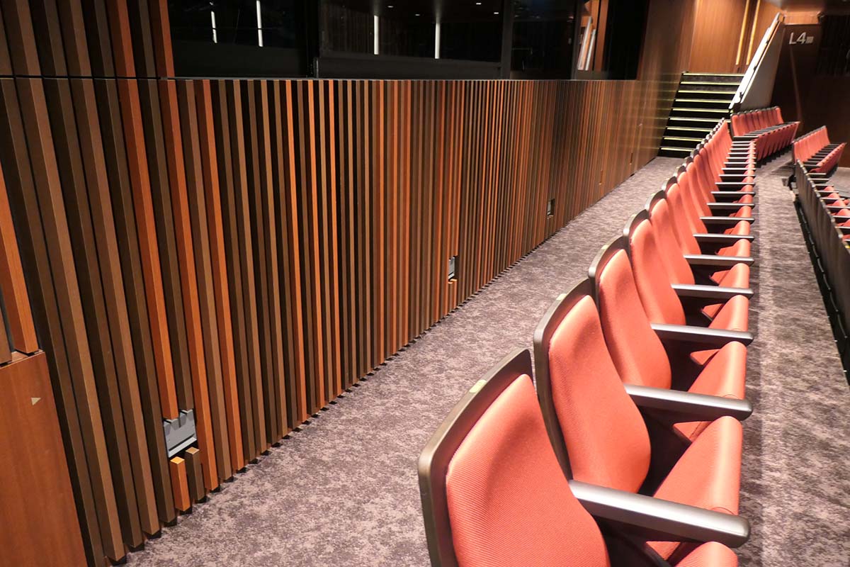 R列の後ろに通路