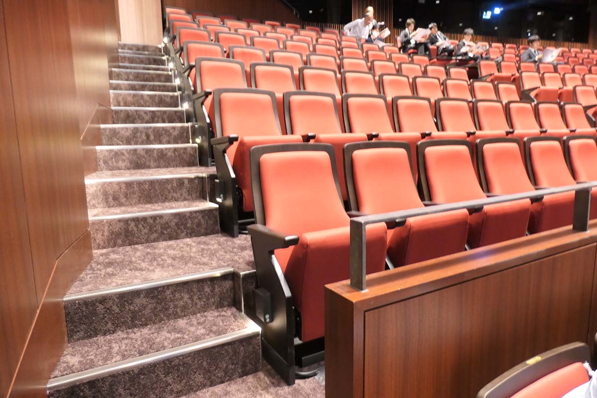 壁側に通路があるので最端の席は出入りがしやすい