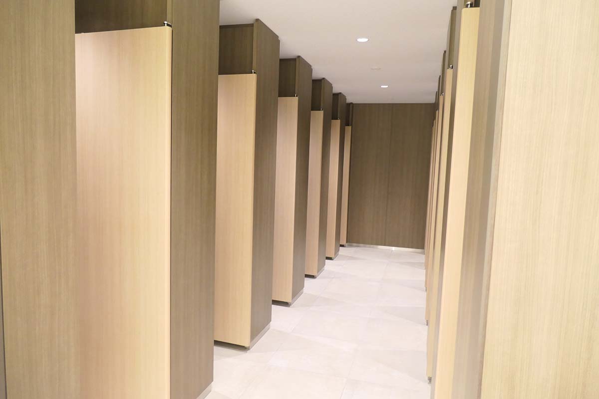 1階前方側トイレ。女子トイレは全12室